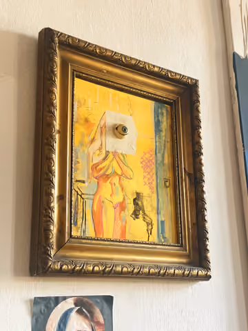 The work in an ornate frame — widok z boku — Eye to Eye